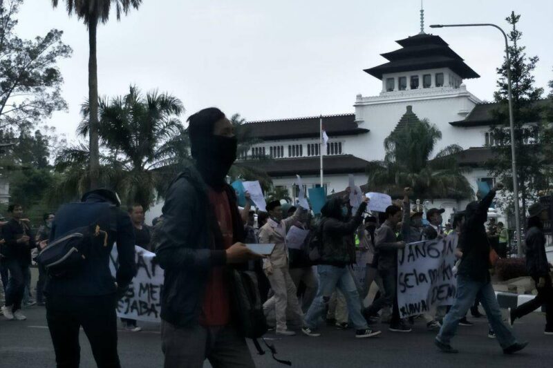 [BREAKING] Demo di Bandung Berlanjut, Ratusan Massa Datangi DPRD  | IDN Times Jabar